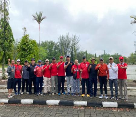 Anggota Komjaki Riau di sekitar Masjid Raya Annur (foto/Yuni)